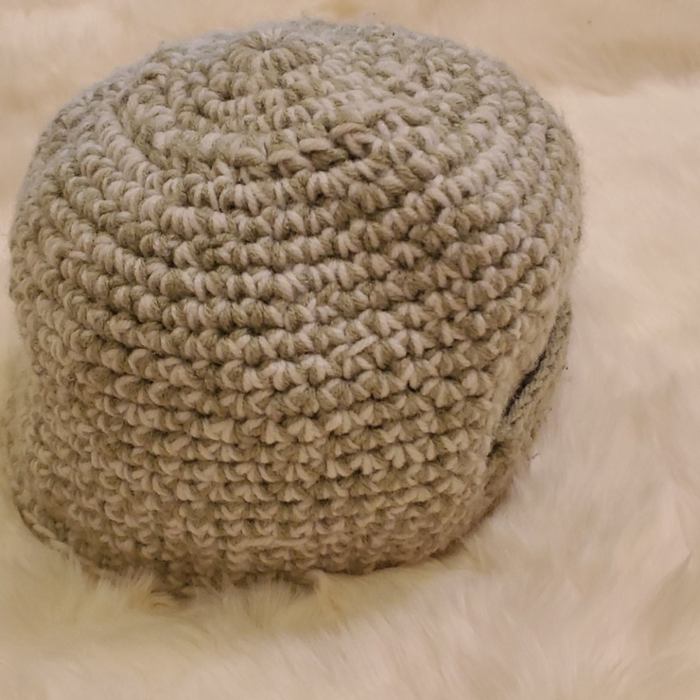 Crotcheted winter hat - Picture 3 of 5